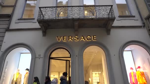 Ιταλία Μιλάνο Ιανουαρίου 2020 Πολυτελές Κατάστημα Και Εκθεσιακός Χώρος Versace — Αρχείο Βίντεο
