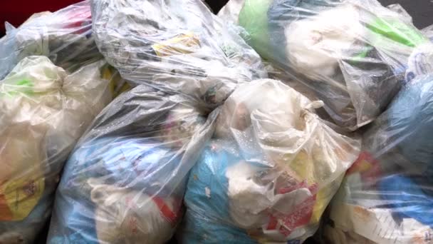 Ιταλία Μιλάνο Δεκεμβρίου 2019 Σακούλες Σκουπιδιών Στο Πεζοδρόμιο Του Δρόμου — Αρχείο Βίντεο