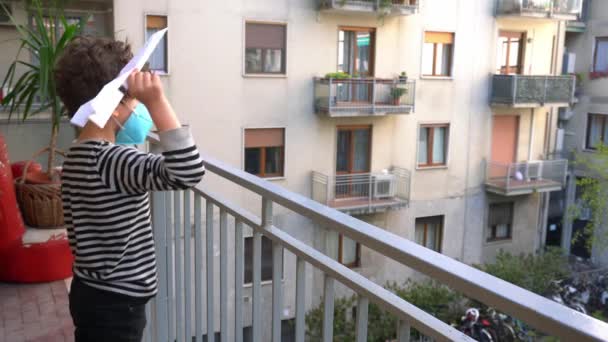 Menino Brincando Com Avião Papel — Vídeo de Stock