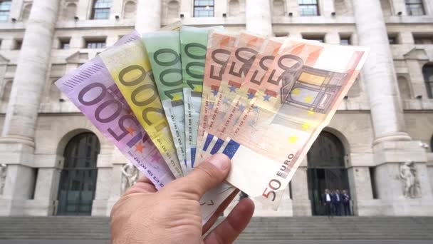 意大利 米兰2019年9月24日 欧元现金背景 欧元钞票 切线政策 现金回流 意大利证券交易所总部 — 图库视频影像