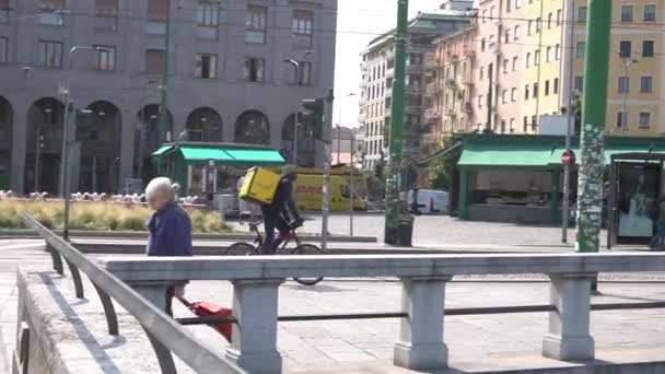 Italien Mailand September 2019 Immer Mehr Radfahrer Liefern Lebensmittel Nach — Stockvideo