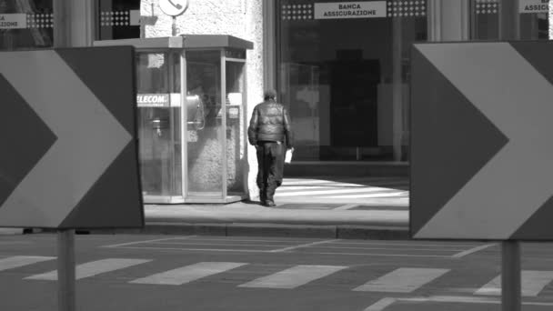 意大利 2020年4月25日 市中心街道上的贫困紧急事件圣巴比拉广场 绝望状态下的无家可归者 中心拱廊下的帐篷 多莫大教堂和步行的人们 — 图库视频影像