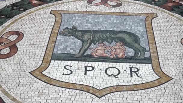 意大利 2020年6月 罗马贵族Spqr 即意大利米兰市中心Vittorio Emanuele画廊的Senatus Populusque Romanus 意为罗马参议院和人民 — 图库视频影像