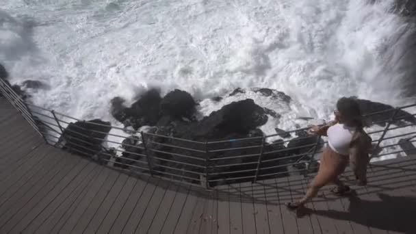 Waarnemende Brug Met Stormzee Italië — Stockvideo