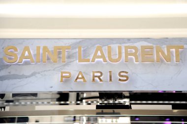 Milan, İtalya - 12 Şubat 2019: Saint Laurant Paris logosu ve butiği