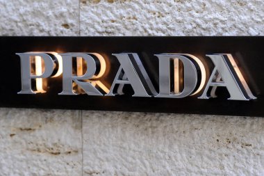 Milan, İtalya 12 Şubat 2019 - Prada mağazası ve logosu 