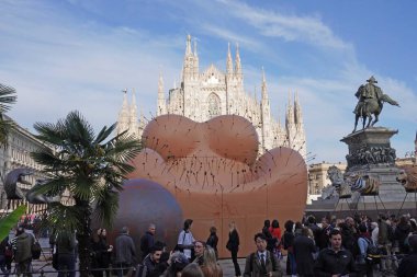 İtalya Milan 13 Nisan 2019 Maesta Hefferente 'nin Duomo Katedrali' ndeki Gaetano Pesce ressamı tarafından sergilenen sanat enstalasyonu