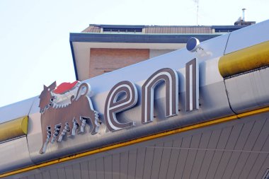 Milano, İtalya 19 Şubat 2019 - Benzin ikmali için Eni benzin istasyonu, yeşil benzin fiyatlarının yükselmesi - konut, logo ve imza civarındaki şehir merkezindeki benzin istasyonu