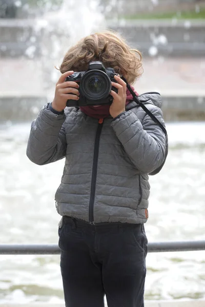 Child Learns Taking Pictures Park Professional Reflex Camera — Stock Photo, Image