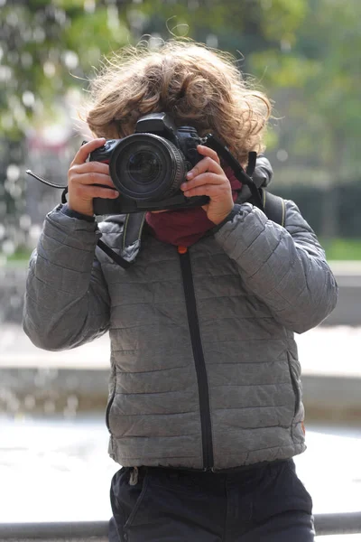 Gyermek Tanul Fotózni Egy Parkban Egy Professzionális Reflex Kamera — Stock Fotó