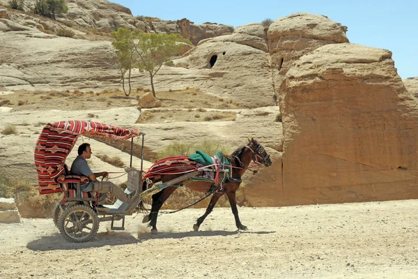 Beduino Montar Carretera Entrada Caballo Desierto Ron Wadi Jordania — Foto de Stock