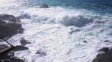 Liguria Cinque Terre, Framura 'da yıkıcı ve görkemli bir deniz fırtınası. Deniz dalgaları sahilin kayalıklarına çarpıyor ve bir su patlaması yaratıyor.
