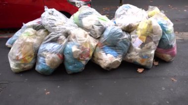 İtalya, Milan 15 Aralık 2019 - kaldırımda çöp torbaları ve yürümek için mücadele eden insanlar