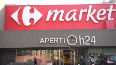 İtalya, Milan 13 Ocak 2020 - Carrefour market pazarı