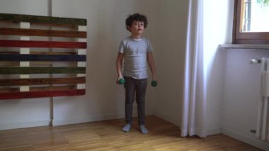 çocuk ev egzersizi yapıyor.