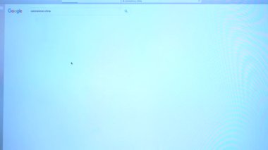 Avrupa, İtalya, Milan Eylül 2020 - Coronavirus salgını karantina evindeki Google Covid-19 üzerinden İnternet 'te aranıyor
