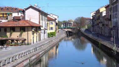 İtalya, Milano - Vicolo dei Lavandai (antik umumi tuvaletler) Navigli Kanalları N- cov19 Coronavirus salgını karantina evindeki insanların boş olduğu şehir merkezi