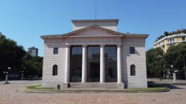 Avrupa, İtalya, Milano - Temmuz 2020: Covid-19 Coronavirus 'un kapatılmasından sonra Arco della tempo (barış kemeri) ve Corso Sempione' nin insansız hava görüntüsü