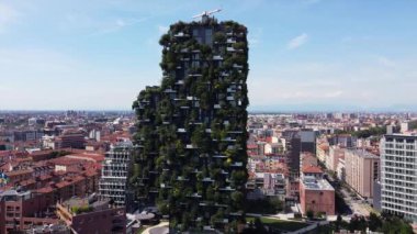 Avrupa, İtalya, Milan Temmuz 2020 - Garibaldi ilçesinde Covid-19 Coronavirus salgınının ardından gökdelenlerin (Bosco Verticale, Dikey Orman) insansız hava görüntüsü