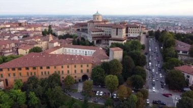 Avrupa, İtalya, Lombardiya, Bergamo Temmuz 2020 - Covid-19 Coronavirus salgını sonrası eski şehrin insansız hava aracı görüntüsü