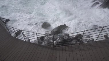 Liguria Cinque Terre, Framura 'da yıkıcı ve görkemli bir deniz fırtınası. Deniz dalgaları sahilin kayalıklarına çarpıyor ve bir su patlaması yaratıyor.