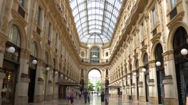 ITALY, MILAN - Haziran 2020: Karantina kapatma sona erdi Covid19 Coronavirus, Maskeli insanlar Vittorio Emanuele Galerisi, Milano Duomo Katedral Meydanı