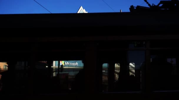 Italien Mailand Januar 2020 Microsoft Logo Feltrinelli Gebäude — Stockvideo