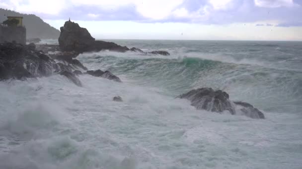 무라에서의 파괴적 리구리아 해안의 바위들에 부딪치면서 폭발적으로 불어난 — 비디오