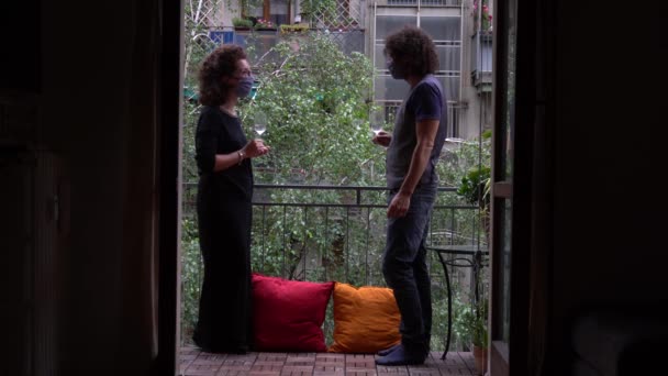 意大利 科罗纳威斯封锁流行病 Covid 19大流行病的终结 夫妇双方保持1米的距离 在家里的阳台上戴着医疗保护面罩 在隔离期间生活在一起 — 图库视频影像