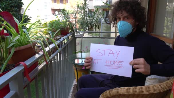 意大利米兰 欧罗巴 40岁的男人 在家里带着隔离面具 聪明的工作在房间里 呆在家里在阳台上 — 图库视频影像