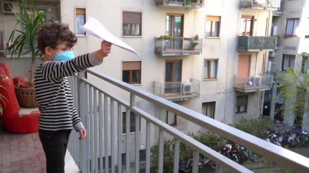 Küçük Çocuk Kağıt Uçakla Oynuyor — Stok video