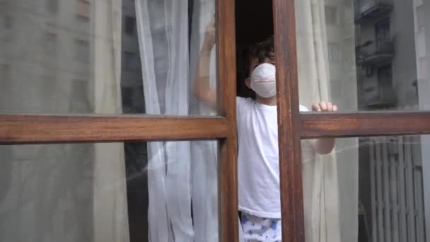 마스크를 소년이 공조중에 집에서 시간을 보내는 — 비디오