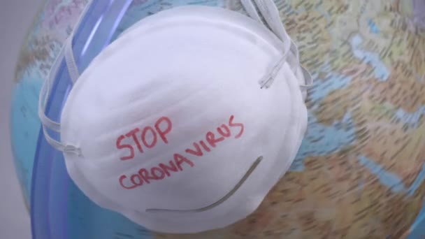 Máscara Blanca Con Señal Stop Coronavirus Fondo Del Globo — Vídeo de stock