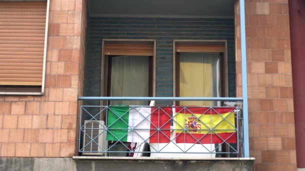 Europa Italien Milano Italiens Och Spaniens Flagga Hänger Balkongen Ett — Stockvideo