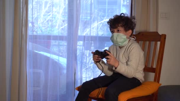 意大利 Cov19禽流感大流行期间的生活步子 5岁的男孩在家里玩电子游戏 关闭学校 — 图库视频影像