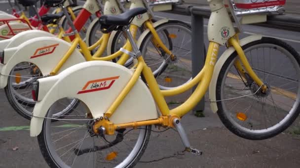 Włochy Mediolan Grudnia 2019 Atm Bike Sharing Bikemi Ekologiczny Film — Wideo stockowe