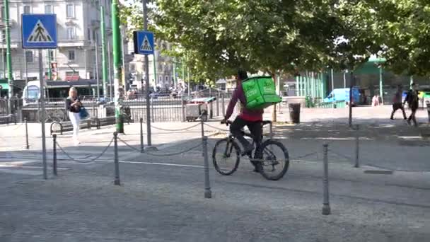 이탈리아 밀라노 2016 자전거타는 사람들이 사무실 음식을 배달하고 있습니다 — 비디오