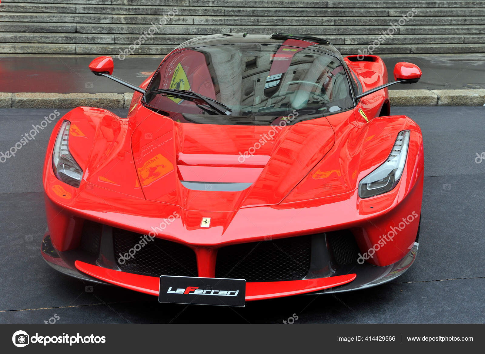 意大利米兰2017年12月15日法拉利汽车制造商在Piazza Affari商业中心的股票交易所上市—— 库存社论照片© andreadelbo  #414429566