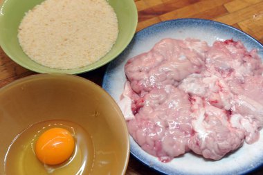 Ahşap masada yemek malzemeleri.