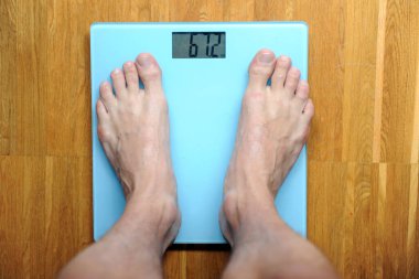 Yazın gelmesiyle birlikte birçok insan diyete başladı - vücut ağırlığı dengesi - aşırı kilolu ve obezite