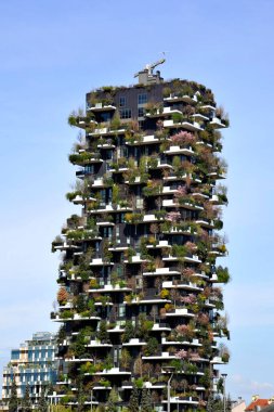 İtalya, Milan Şubat 2020 - Unicredit kulesi, Dikey Orman gökdeleni, Garibaldi tren istasyonu ve eski Milano şehir merkezindeki evleri ile gökyüzü manzarası