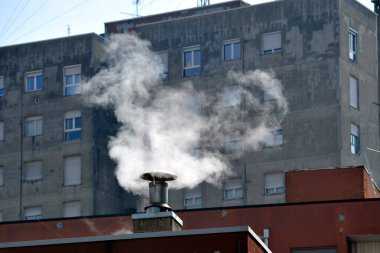 İtalya, Milan, sis kirliliği, evlerin ısıtılmasından kaynaklanan baca dumanı.