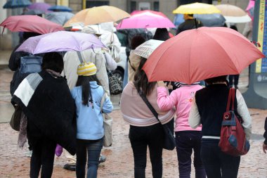 İtalya, Milan - 1 Mart 2018: Yağmur ve kötü hava - yağmurda şemsiyeli insanlar