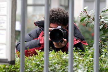 Milan, İtalya - 11 Kasım: Paparazzi - Dışarıda fotoğraf çeken adam 