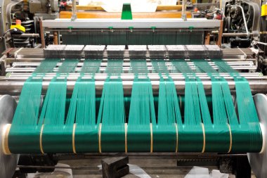 Fabrikada örgü makineleri olan tekstil endüstrisi, Como tekstil üretim bölgesinde fabrika, İtalya