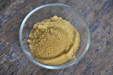 Kurumuş limon tozu beyaz kasede ahşap arka planda.