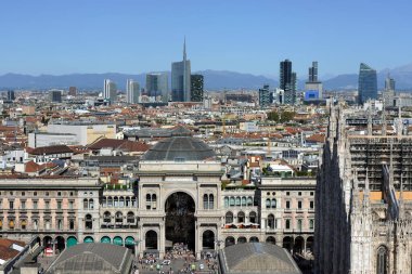 İtalya, Milan - 15 Aralık 2019: Duomo Katedrali, Vittorio Emanuele Galerisi ve dağlı Unicredit kulesi gökdeleni