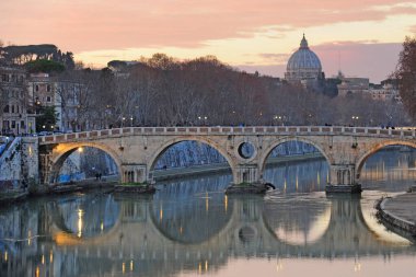 İtalya - Roma - Günbatımında Tevere Nehri üzerindeki Trastevere Köprüsü