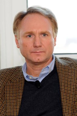İtalya - Milan - 22 Ocak 2018 - Dan Brown yazar - sakallı ve fularlı bir gencin portresi
