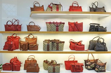 İtalya, Milan - 22 Aralık 2017: Montenapoleone yolundaki Longchamp butiği. Çantalar, ayakkabılar ve aksesuarlar.